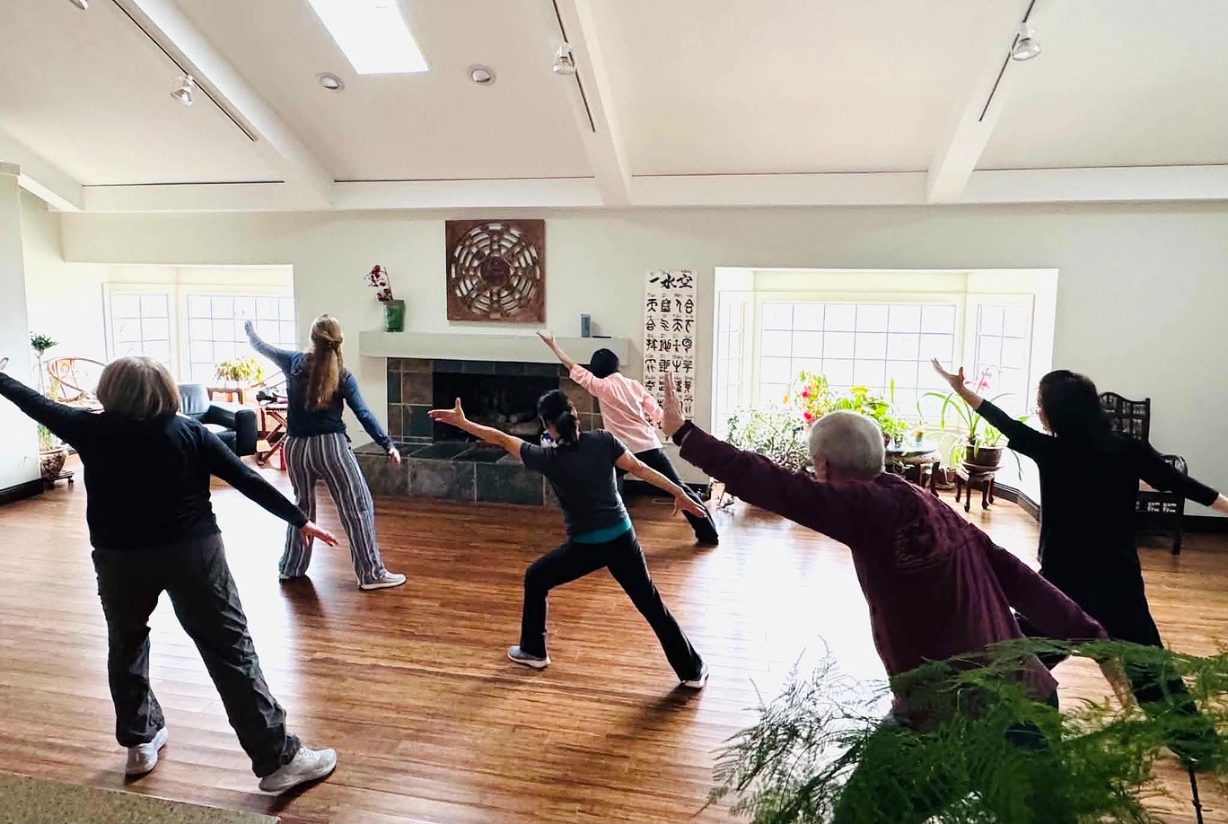 一水空（Contemporary Taichi）のクラスで型を練習する参加者
